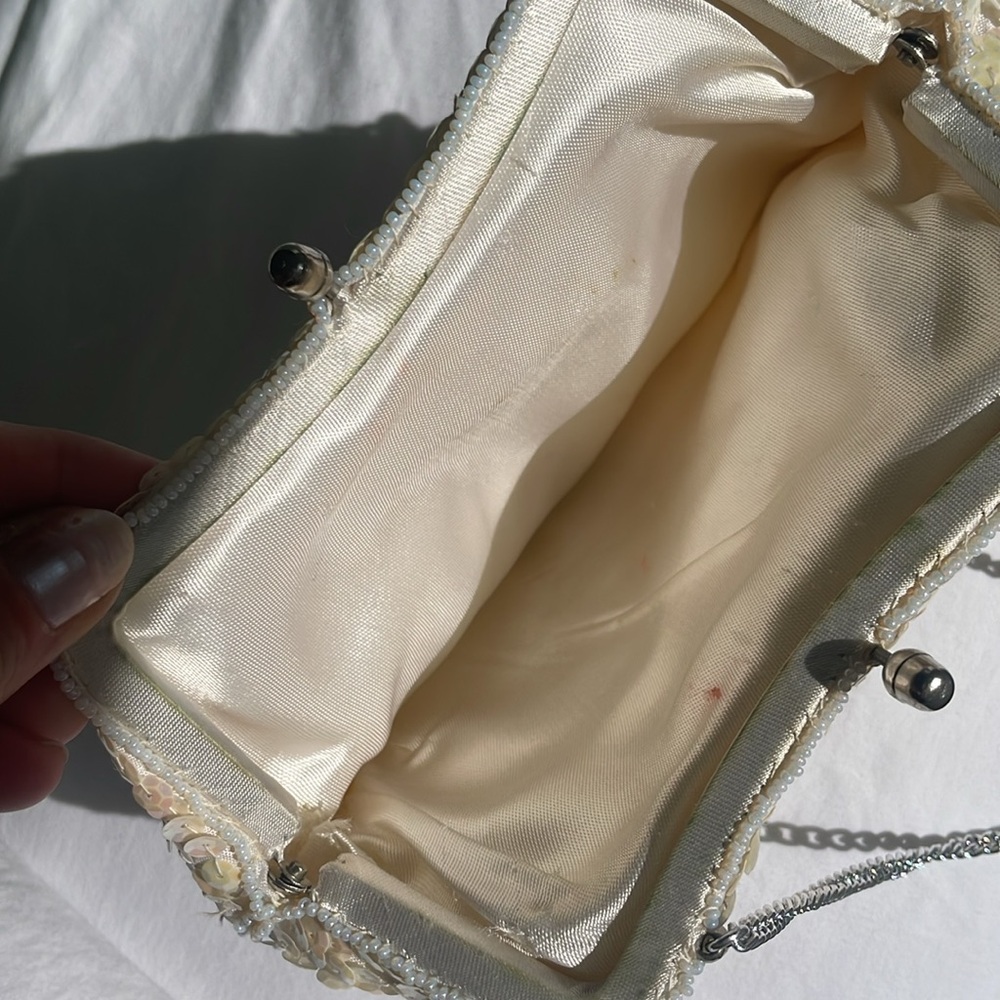 Vintage Cream Sequin Purse with Beaded Flower Motif - Picture 4 of 5